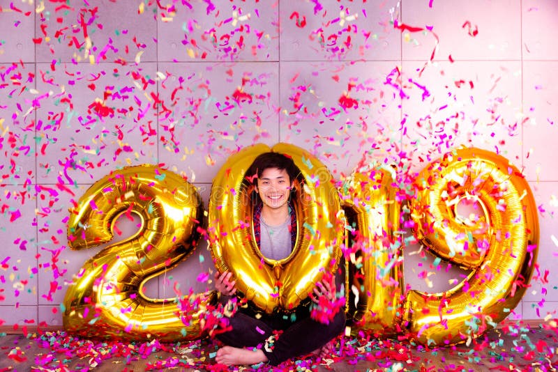 Anos novos felizes do conceito 2019 O homem considerável de encantamento obtém o celebra foto de stock Anos novos felizes do conceito 2019 O homem considerável de encantamento obtém o celebra foto de stock