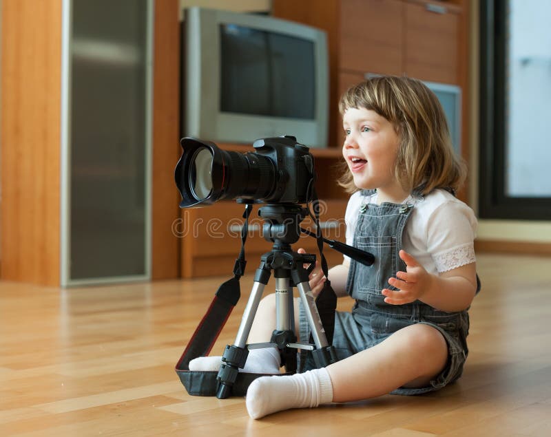2 ans de fille prend la photo avec l'appareil-photo photo stock 2 ans de fille prend la photo avec l'appareil-photo photo stock