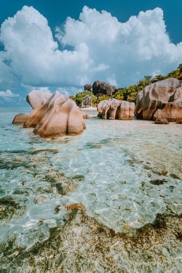 Anse argento di fonte d ?- onirico, spiaggia con i massi bizzarri unici del granito, acqua bassa di paradiso della laguna La Digu fotografia stock Anse argento di fonte d ?- onirico, spiaggia con i massi bizzarri unici del granito, acqua bassa di paradiso della laguna La Digu fotografia stock