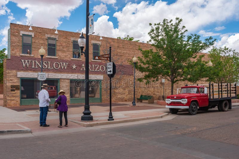 Anseende för två personer på hörnet i Winslow Arizona fotografering för bildbyråer Anseende för två personer på hörnet i Winslow Arizona fotografering för bildbyråer