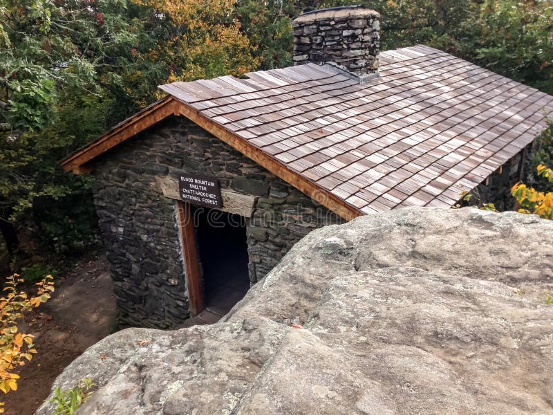 Ansicht der Blut-Berghütte vom Ausblick lizenzfreie stockfotografie Ansicht der Blut-Berghütte vom Ausblick lizenzfreie stockfotografie