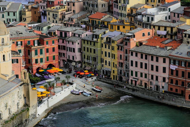Ansicht der bunten Vernazza-Stadt mit dem Meer hinten Cinque Terre, Ligurien, tragender Tourist der Italy stockbilder Ansicht der bunten Vernazza-Stadt mit dem Meer hinten Cinque Terre, Ligurien, tragender Tourist der Italy stockbilder