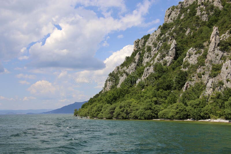 Ansicht der Felsen bedeckt in den Bäumen auf dem schönen See Ohrid, Republik von Nord-Mazedonien stockfotografie Ansicht der Felsen bedeckt in den Bäumen auf dem schönen See Ohrid, Republik von Nord-Mazedonien stockfotografie