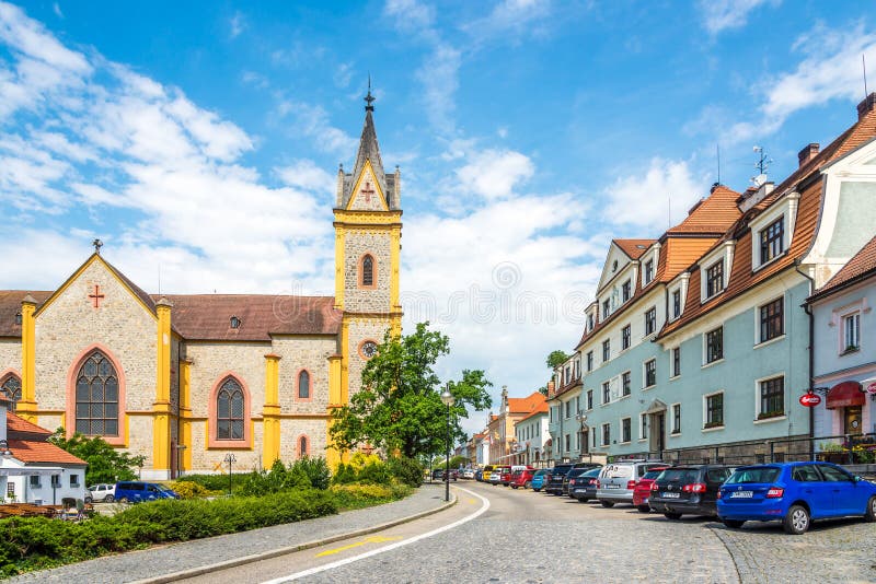 Ansicht an der Hauptstraße mit Gemeindekirche in Hluboka nad Vltavou - Tschechische Republik stockbilder Ansicht an der Hauptstraße mit Gemeindekirche in Hluboka nad Vltavou - Tschechische Republik stockbilder