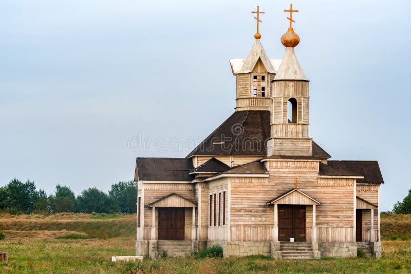 Ansicht der kleinen hölzernen orthodoxen Kirche in Russland lizenzfreie stockfotografie Ansicht der kleinen hölzernen orthodoxen Kirche in Russland lizenzfreie stockfotografie