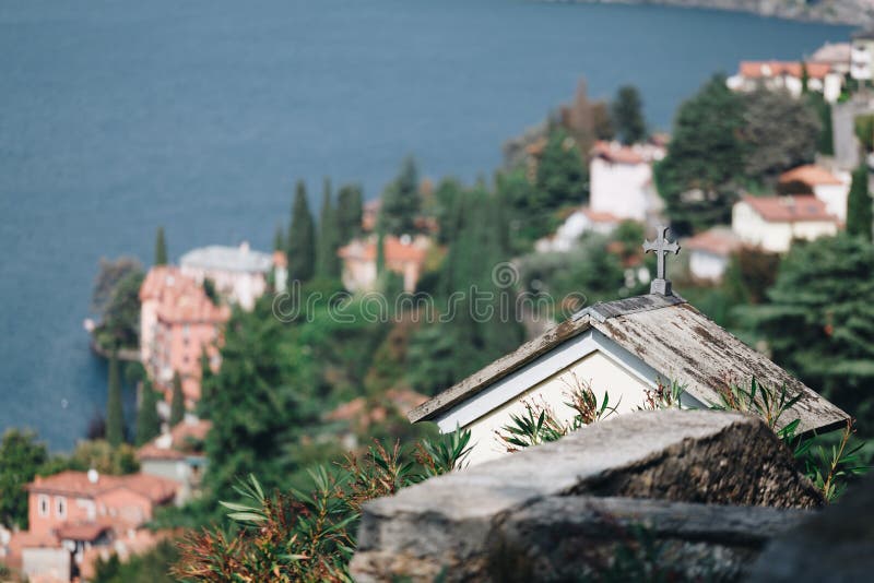 Ansicht der kleiner Kirche im kleinen Dorf von Bellano in der Küstenlinie von como See - Lombardei stockbild Ansicht der kleiner Kirche im kleinen Dorf von Bellano in der Küstenlinie von como See - Lombardei stockbild