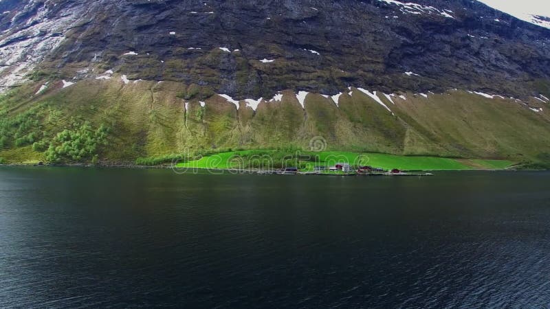 Ansicht der Küstenlinie des Sees, der Fluss Fjorde von Norwegen