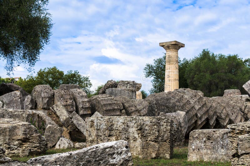 Ansicht der majestätischen Ruinen des Tempels von Zeus, alte Olympia, Peloponnesus, Griechenland lizenzfreies stockbild Ansicht der majestätischen Ruinen des Tempels von Zeus, alte Olympia, Peloponnesus, Griechenland lizenzfreies stockbild