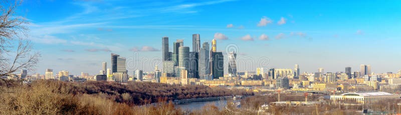 Ansicht der Moskau-Stadt mit den Vorobyovy-Hügeln