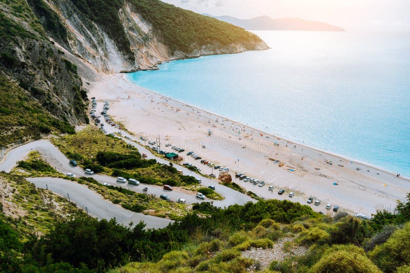 Ansicht der Serpentinenstraße führen zu berühmten Myrtos-Strand, Kefalonia, Griechenland Erstaunliche blaue Besuchsbucht während stockfoto Ansicht der Serpentinenstraße führen zu berühmten Myrtos-Strand, Kefalonia, Griechenland Erstaunliche blaue Besuchsbucht während stockfoto