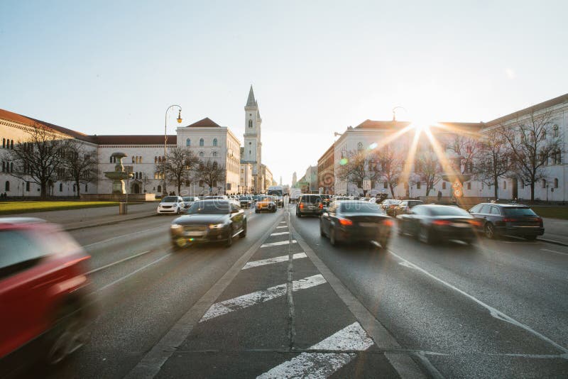 Ansicht der Straße auf der Straße Leopoldstrasse in München - die Hauptstadt von Bayern in Deutschland Fasten unscharfes Bewegung stockbilder Ansicht der Straße auf der Straße Leopoldstrasse in München - die Hauptstadt von Bayern in Deutschland Fasten unscharfes Bewegung stockbilder