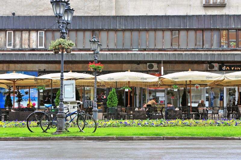 Ansicht der Straße in der alten Stadt von Novi Sad, Serbien lizenzfreie stockbilder Ansicht der Straße in der alten Stadt von Novi Sad, Serbien lizenzfreie stockbilder