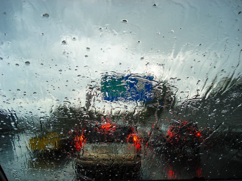 Ansicht der Straße und Staus an einem regnerischen Tag aus einem Auto mit dem nass Autoglas heraus stockfoto Ansicht der Straße und Staus an einem regnerischen Tag aus einem Auto mit dem nass Autoglas heraus stockfoto