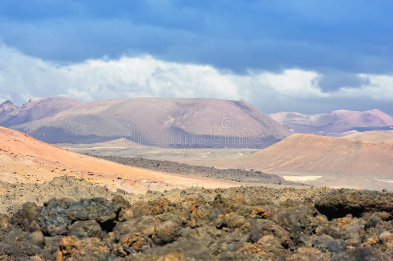 Vulkanischer Berg an Timanfaya Nationalpark, Lanzarote-Insel, Stockfoto - Bild von gelände 