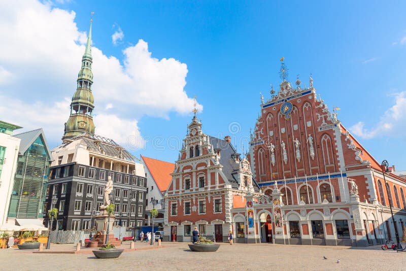 Ansicht des alten Marktplatzes, des Roland Statues, des Mitesser-Hauses und des St. Peters Cathedral gegen blauen Himmel in Riga, lizenzfreie stockfotografie Ansicht des alten Marktplatzes, des Roland Statues, des Mitesser-Hauses und des St. Peters Cathedral gegen blauen Himmel in Riga, lizenzfreie stockfotografie