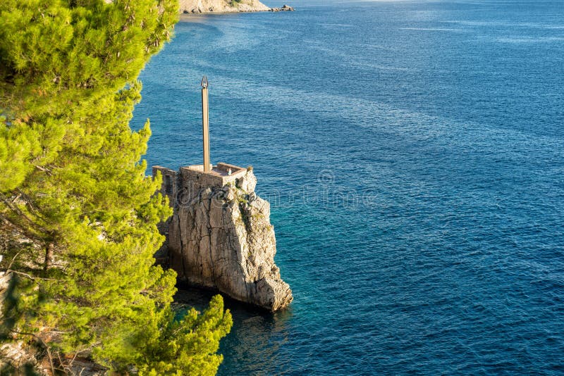 Ansicht des felsigen Kaps im beliebten Erholungsort von Petrovac stockbild Ansicht des felsigen Kaps im beliebten Erholungsort von Petrovac stockbild