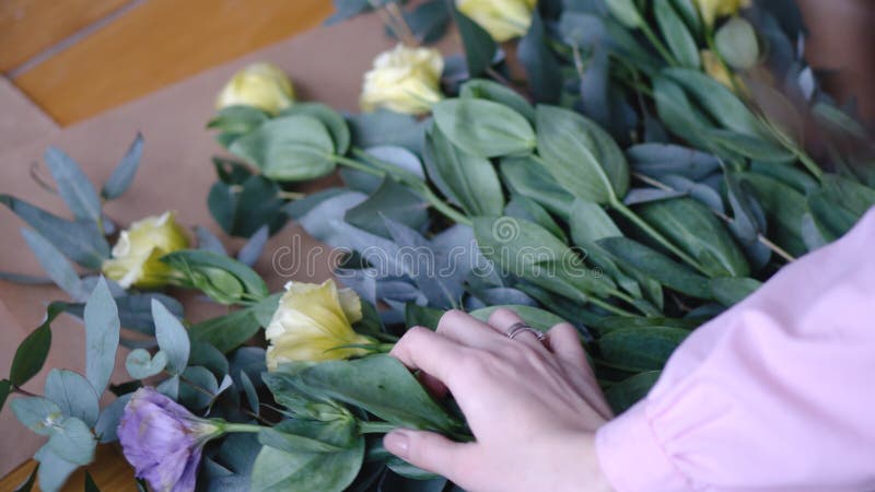Ansicht des Floristen bouqet im Blumenladen vereinbarend lizenzfreies stockbild Ansicht des Floristen bouqet im Blumenladen vereinbarend lizenzfreies stockbild