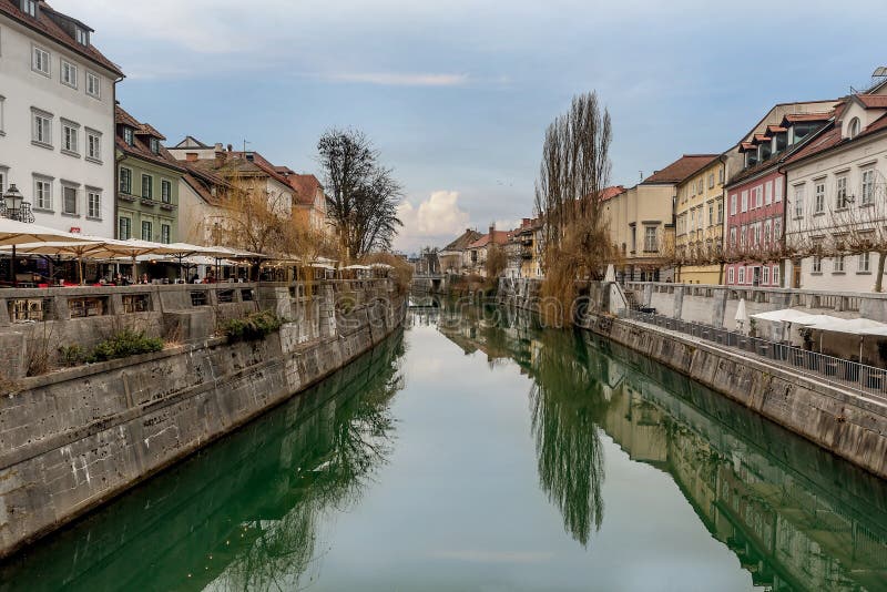 Ansicht des Flusses Ljubljanica in der Mitte von Ljubljana, Slowenien lizenzfreies stockbild Ansicht des Flusses Ljubljanica in der Mitte von Ljubljana, Slowenien lizenzfreies stockbild