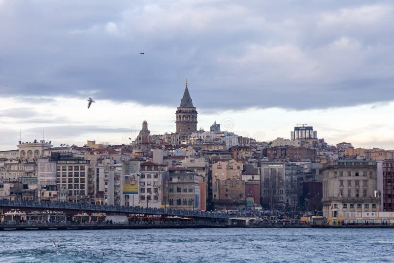 Ansicht des Galata-Turms von der Küste von Eminonu Seemöwen fliegen durch das Meer Galata-Turm ist einer des symbolischen structu stockfoto Ansicht des Galata-Turms von der Küste von Eminonu Seemöwen fliegen durch das Meer Galata-Turm ist einer des symbolischen structu stockfoto