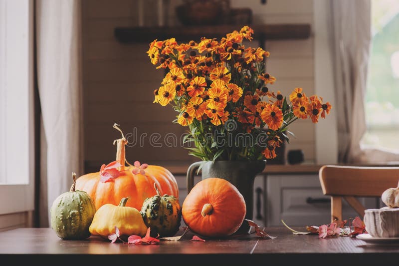 Ansicht des gemütlichen Herbstfrühstücks am Landhaus mit Tee, Bagel und Saisondekorationen stockfotografie