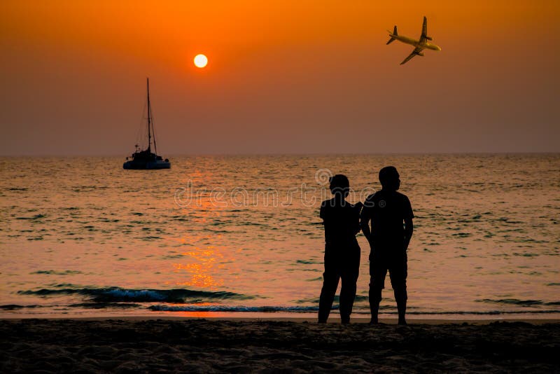 Ansicht des Meerblickschattenbild-Sonnenuntergangliebhabers mit Flugzeug backgroun stockbild Ansicht des Meerblickschattenbild-Sonnenuntergangliebhabers mit Flugzeug backgroun stockbild