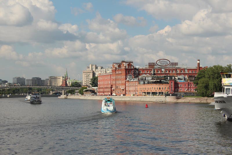 Ansicht des Moskau-Flusses, ein Schokoladenfabrik ` rotes Oktober-` und einen Bersenevskaya-Damm errichtend lizenzfreie stockbilder Ansicht des Moskau-Flusses, ein Schokoladenfabrik ` rotes Oktober-` und einen Bersenevskaya-Damm errichtend lizenzfreie stockbilder