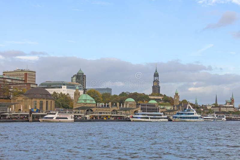 Ansicht des St. Pauli Piers, eine von Hamburg-` s Majors-Tourist attr lizenzfreie stockfotos Ansicht des St. Pauli Piers, eine von Hamburg-` s Majors-Tourist attr lizenzfreie stockfotos