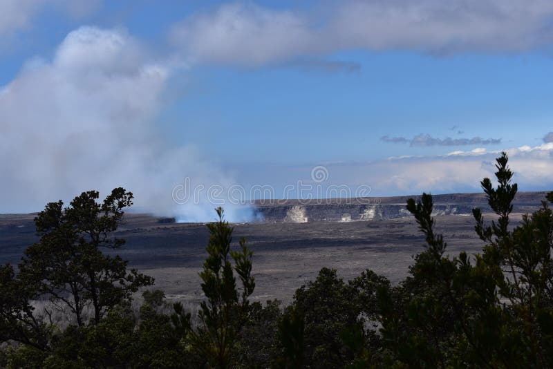 Ansicht des Vulkankraters auf der großen Insel Hawaii lizenzfreie stockbilder Ansicht des Vulkankraters auf der großen Insel Hawaii lizenzfreie stockbilder