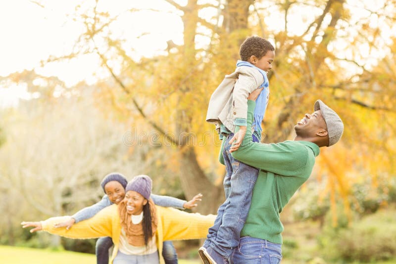 Ansicht einer glücklichen jungen Familie stockfotografie Ansicht einer glücklichen jungen Familie stockfotografie