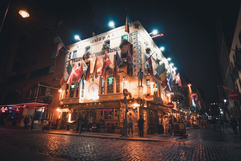 Ansicht einer irischen Kneipe mit Flaggen und Lichtern in Dublin stockfotografie Ansicht einer irischen Kneipe mit Flaggen und Lichtern in Dublin stockfotografie