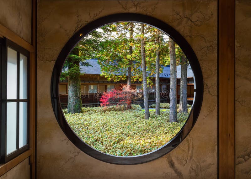 Ansicht Eines Gartens Durch Ein Rundes Fenster Stockbild