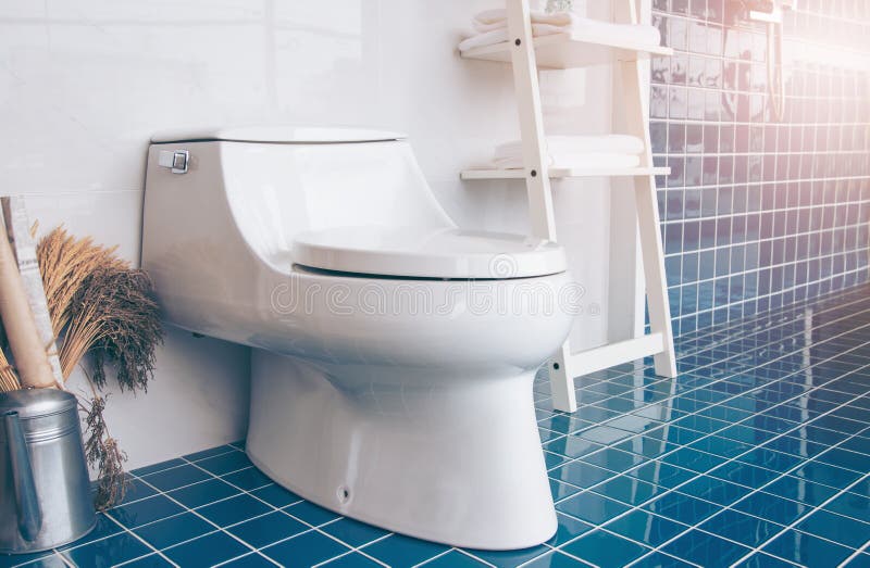 Helles Weiß Gestaltet Badezimmer Um Stockfoto - Bild von wanne, weiß