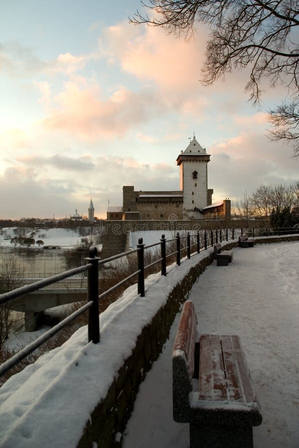 Ansicht Narva Herman des Schlosses lizenzfreie stockfotos Ansicht Narva Herman des Schlosses lizenzfreie stockfotos