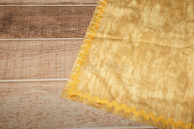 Ansicht oben an vom Holztisch mit Leinengeschirrtuch- oder Textilserviette Kopieren Sie Raum für Text lizenzfreie stockfotos Ansicht oben an vom Holztisch mit Leinengeschirrtuch- oder Textilserviette Kopieren Sie Raum für Text lizenzfreie stockfotos
