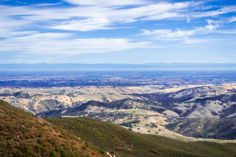 Ansicht in Richtung zum Tal, das Stockton umgibt; Sierra Berge im Hintergrund lizenzfreies stockfoto Ansicht in Richtung zum Tal, das Stockton umgibt; Sierra Berge im Hintergrund lizenzfreies stockfoto