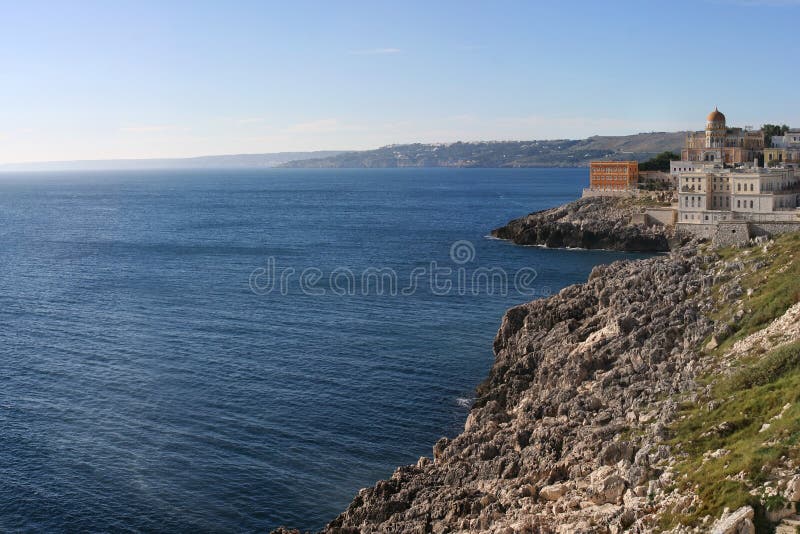 Ansicht salento felsiger Küstenlinie bei Santa Cesarea Terme touristisch stockfotos Ansicht salento felsiger Küstenlinie bei Santa Cesarea Terme touristisch stockfotos
