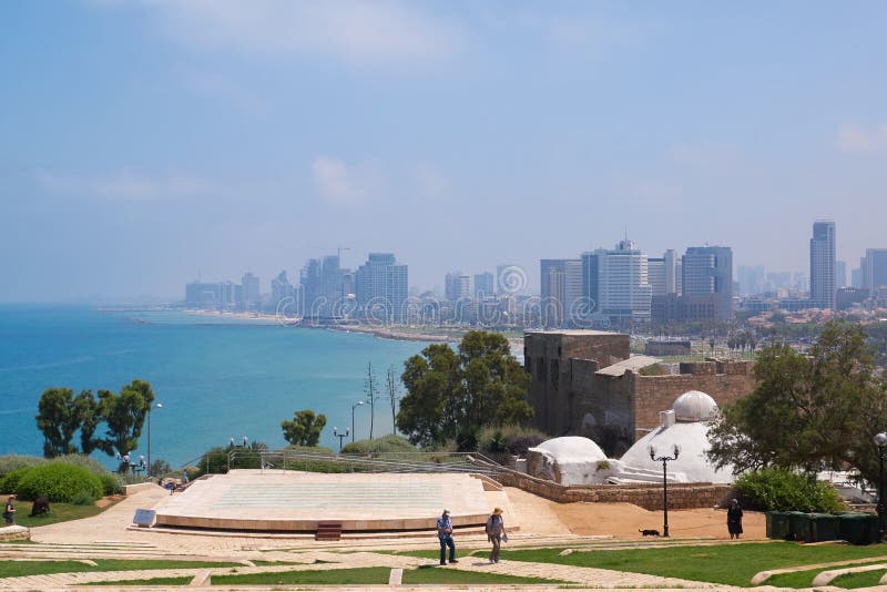 Ansicht Tel Avivs vom Amphitheater im Abrasha-Park in altem Jaffa, Israel lizenzfreies stockbild Ansicht Tel Avivs vom Amphitheater im Abrasha-Park in altem Jaffa, Israel lizenzfreies stockbild