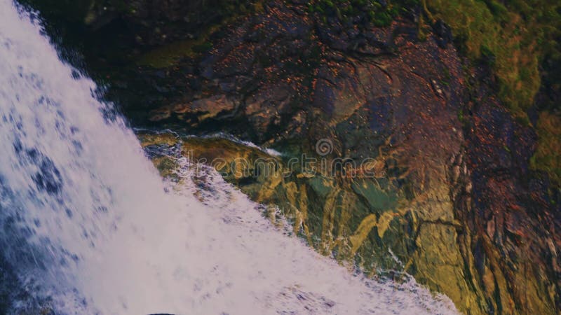 Ansicht um einen Wasserfallpark an storfossen im norwegischen geiranger Fjord.