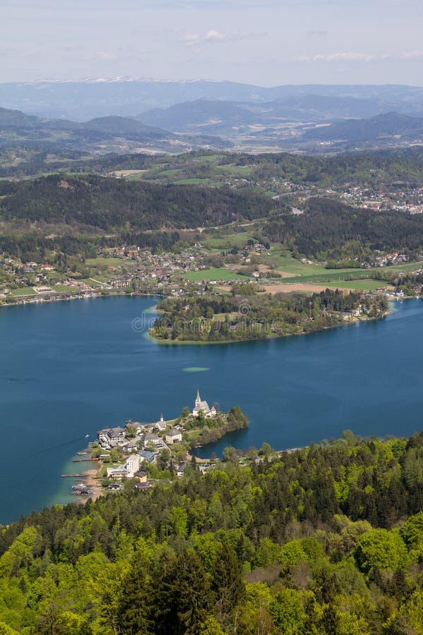 Ansicht vom Aussichtsturm Pyramidenkogel zum See Woerth stockbilder Ansicht vom Aussichtsturm Pyramidenkogel zum See Woerth stockbilder