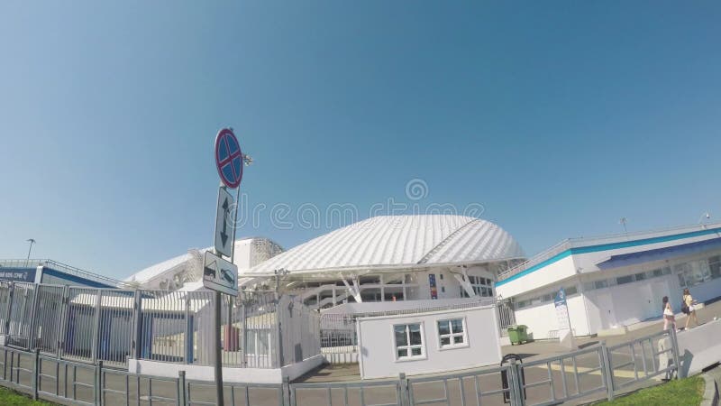 Ansicht vom Autofenster auf der Stadt, Sportstadion auf Hintergrund des blauen Himmels, modernes Architekturkonzept szene Blauer