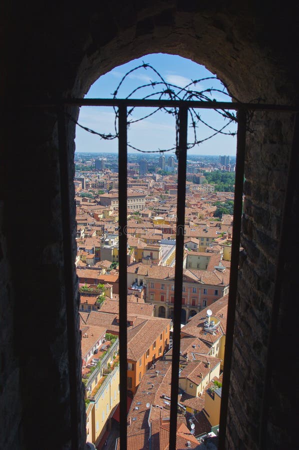 Ansicht vom Fenster auf Asinelli-Turm lizenzfreie stockfotografie Ansicht vom Fenster auf Asinelli-Turm lizenzfreie stockfotografie