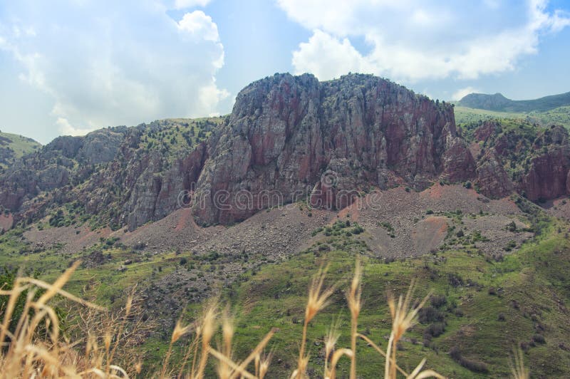 Ansicht vom Kloster von Noravank auf roten Bergen, grünen Hügeln und blauem Himmel armenien stockfotos Ansicht vom Kloster von Noravank auf roten Bergen, grünen Hügeln und blauem Himmel armenien stockfotos