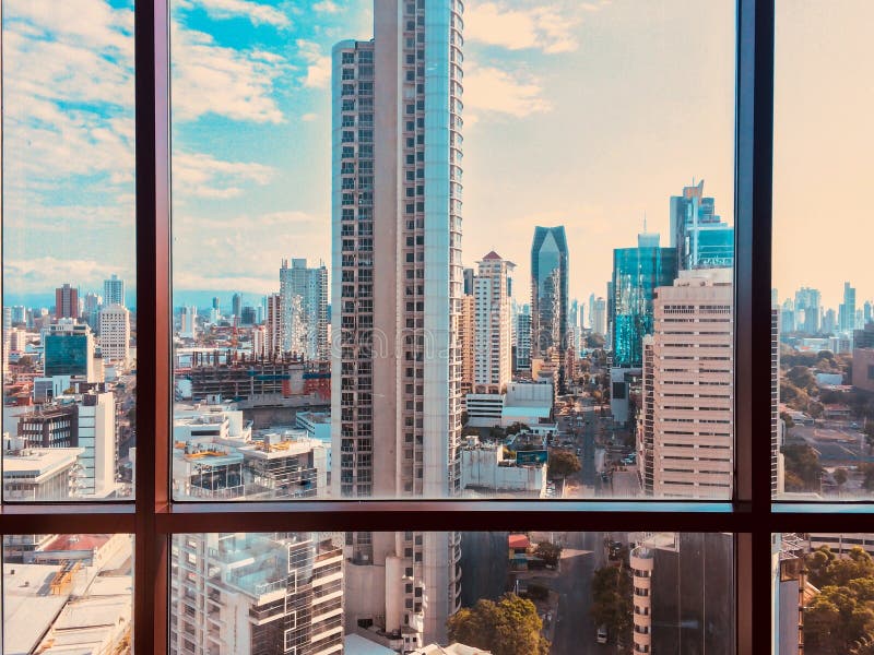Ansicht vom Wolkenkratzerfenster auf modernen Stadtskylinen -
