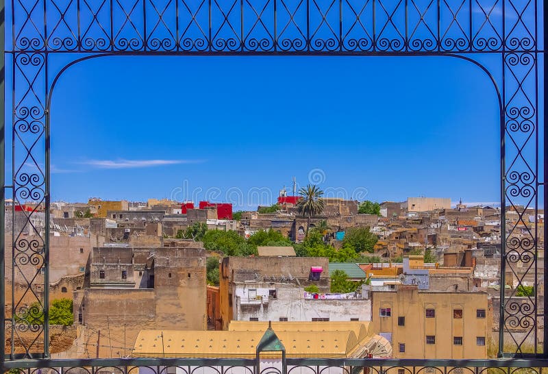 Ansicht von alten Dachspitzen des Fez Medina durch ein aufwändiges getroffen stockbild Ansicht von alten Dachspitzen des Fez Medina durch ein aufwändiges getroffen stockbild