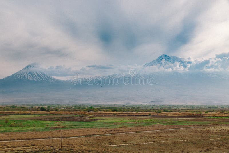 Ansicht von Ararat-Berg in den Wolken lizenzfreie stockfotos Ansicht von Ararat-Berg in den Wolken lizenzfreie stockfotos