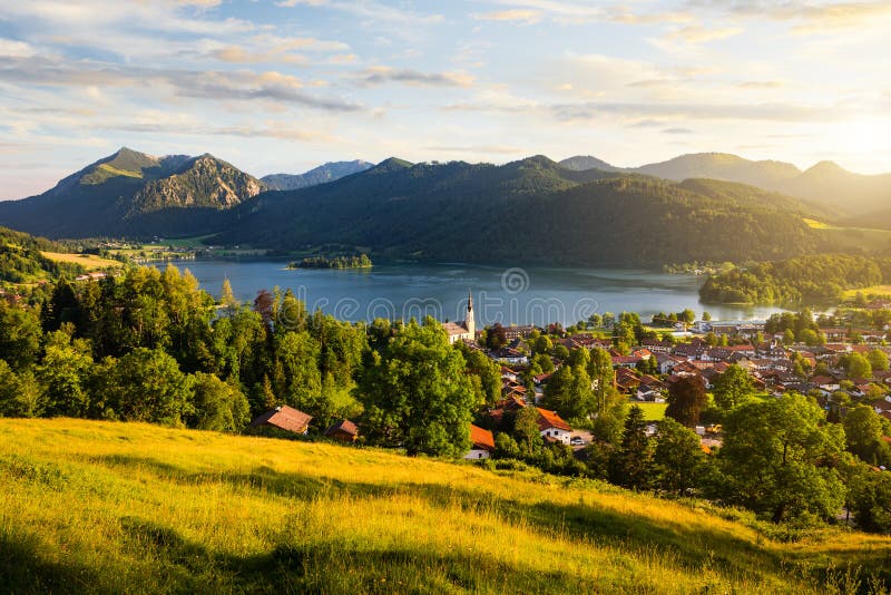 Ansicht von Bergen und von Gebirgssee während des Sonnenuntergangs im Sommer stockfotos Ansicht von Bergen und von Gebirgssee während des Sonnenuntergangs im Sommer stockfotos