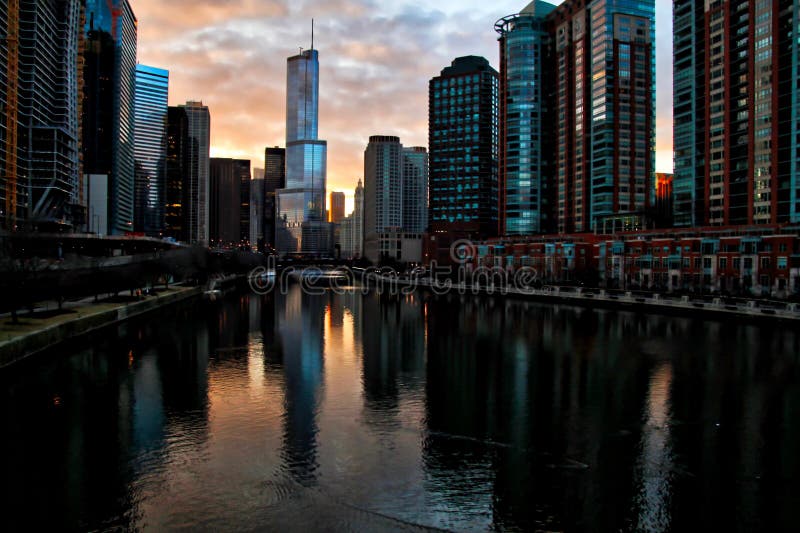 Ansicht von Chicago River, der eine Betäubung reflektiert, tiefer orange Wintersonnenuntergang im März lizenzfreie stockbilder Ansicht von Chicago River, der eine Betäubung reflektiert, tiefer orange Wintersonnenuntergang im März lizenzfreie stockbilder