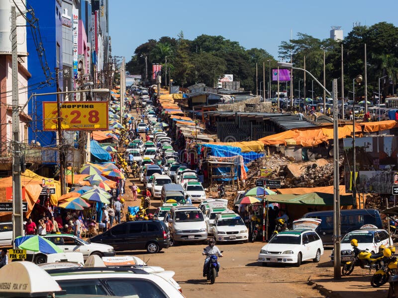 Ansicht von Ciudad Del Este, Paraguay lizenzfreie stockbilder Ansicht von Ciudad Del Este, Paraguay lizenzfreie stockbilder