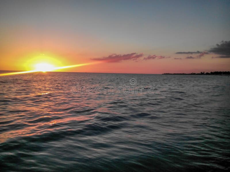 Ansicht von der Plattform des Kreuzschiffs mit schönem, Sonnenaufgang unter Wasser stockbild Ansicht von der Plattform des Kreuzschiffs mit schönem, Sonnenaufgang unter Wasser stockbild