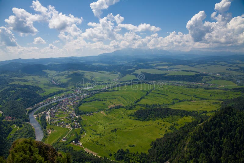 Ansicht von der Spitze des Berges zum Sromowce-Dorf durch den Fluss stockfotografie Ansicht von der Spitze des Berges zum Sromowce-Dorf durch den Fluss stockfotografie